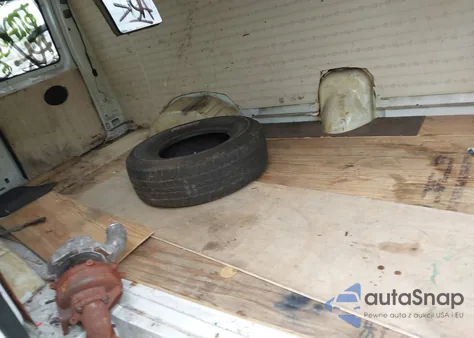 1997 Ford E-150 Standard z USA, uszkodzony, nr VIN 1FTEE1426VHA19511